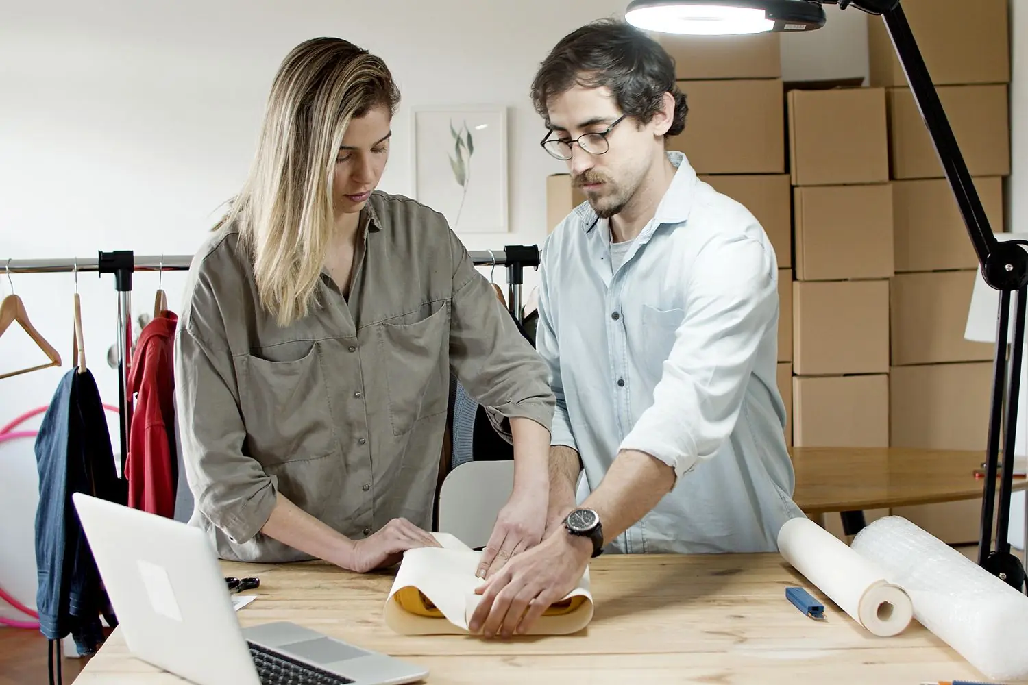 Equipe de empresa recém-aberta preparando pedidos em Porto Feliz · SP