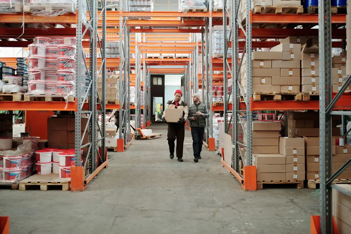 Equipe movimentando mercadorias em centro de distribuição em Porto Feliz · SP